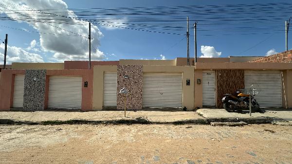Casa com 3 quartos, banheiro, área de serviço e 1 vaga