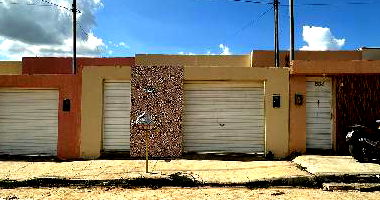 Casa com 3 quartos, banheiro, área de serviço e 1 vaga