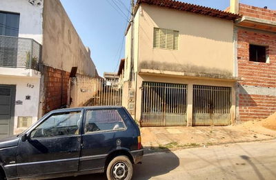 Casa com 3 imóveis, 5 quartos, 3 banheiros, 230m² construída, 50% ideal