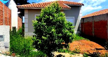 Casa com 49,6m² construída e 3 quartos, desocupada