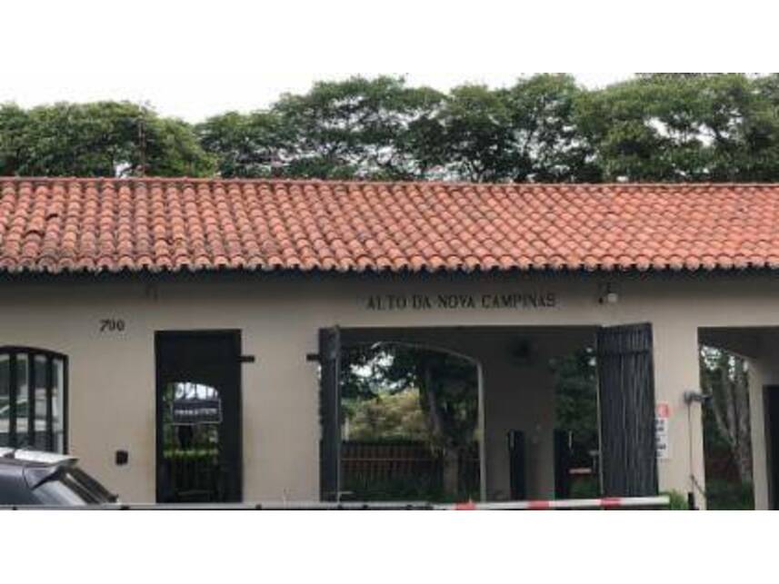 Casa em condomínio com 13 vagas e ampla área verde