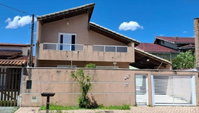 Casa espaçosa com 5 quartos e 6 banheiros, ocupada