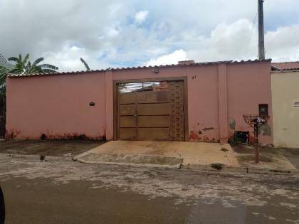 Casa ocupada com 275m² terreno e 197m² construída