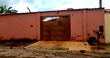 Casa ocupada com 275m² terreno e 197m² construída