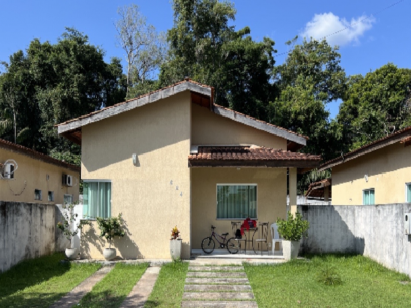 Casa residencial com 2 dormitórios, 1 suíte, 1 banheiro e 1 vaga