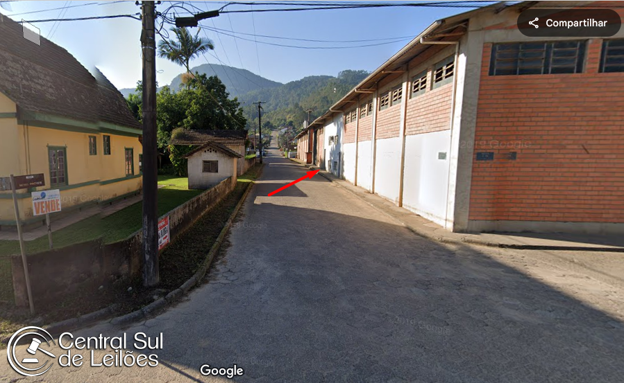 Terreno com galpão de 357m² em área urbana, ideal para uso industrial