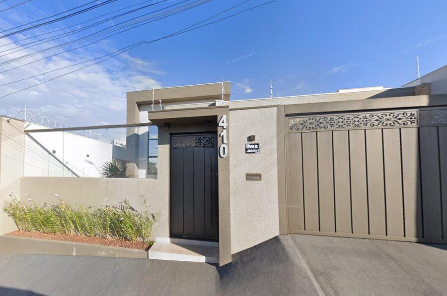 Casa com 3 quartos, 2 banheiros, 272.97 m² construída, ocupada