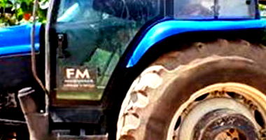 Trator New Holland Azul em Leilão