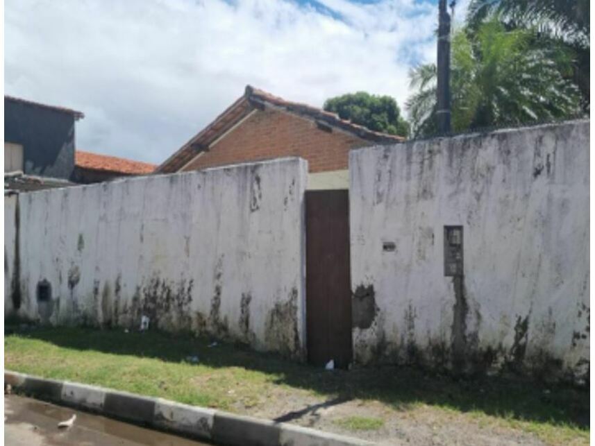 Casa espaçosa com 199,50m², ocupada e em leilão
