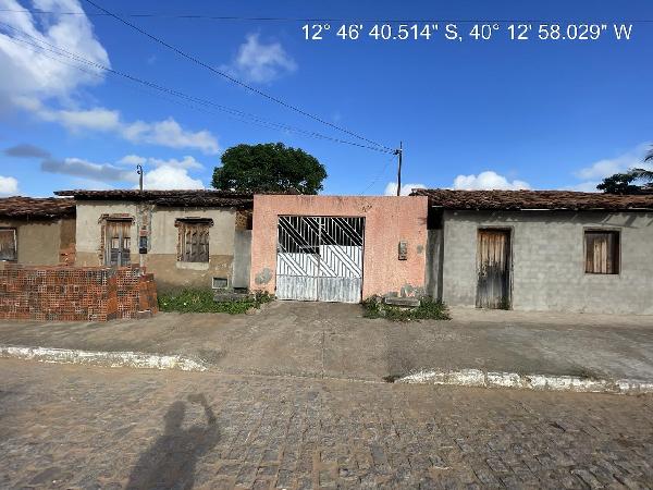 Casa com 3 quartos, 1 banheiro e 1 vaga