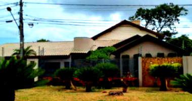 Casa de esquina com 405,90m² construída e terreno de 581m², desocupada
