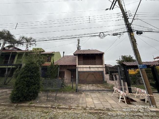 Casa de 3 quartos, 2 banheiros e 251 m² com 2 vagas