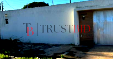 Casa com 40m² construída em terreno de 300m², ocupada