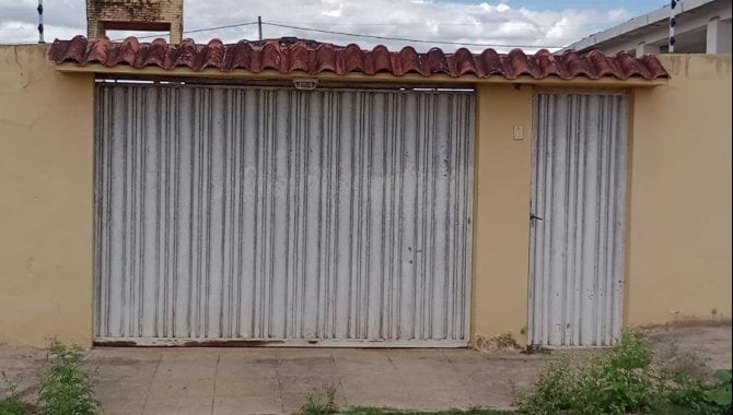 Casa padrão com 4 quartos, 1 banheiro e 3 vagas de garagem, ocupada