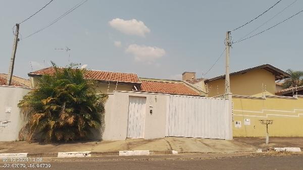 Casa com 3 Quartos e Área de Serviço em Mogi Mirim