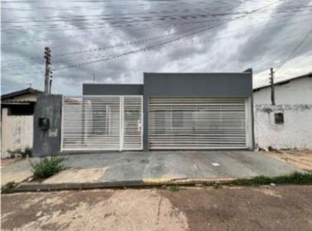 Casa com 200m² de terreno e 102m² construídos, ocupada