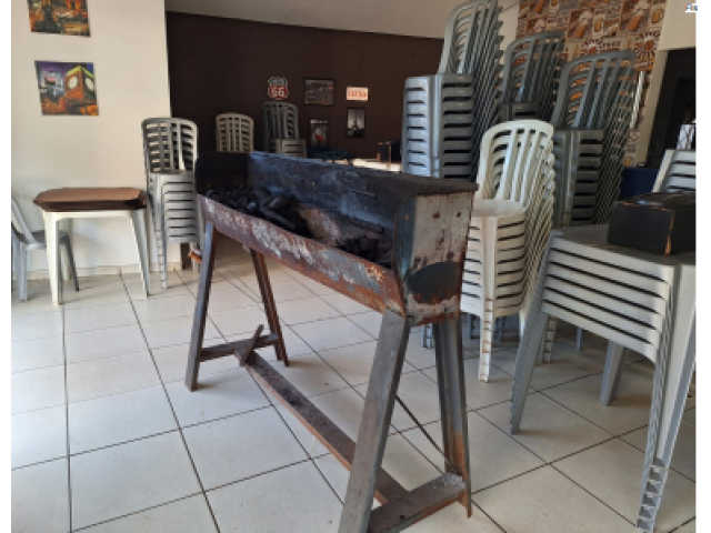 Lote com 25 Jogos de Mesas de Plástico e Churrasqueira