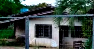 Casa Ocupada com Terreno Amplo em So Ciro