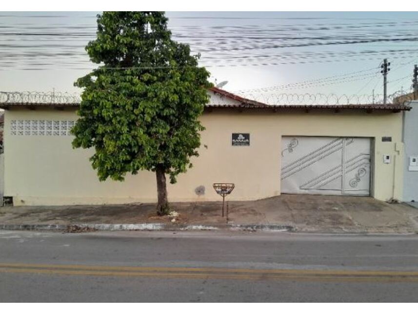 Casa Ocupada com Ampla Área Construída em Goiânia