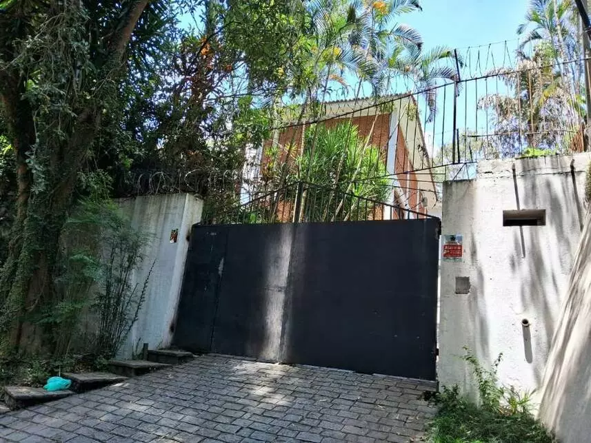 Casa em Leilão com 5 Quartos e Ampla Área em São Paulo