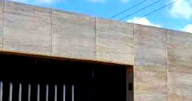 Casa padrão com 2 quartos, 1 banheiro e 1 vaga, ocupada