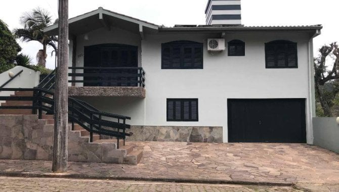 Casa padrão 3 quartos 2 banheiros 1 vaga ocupada 127m²