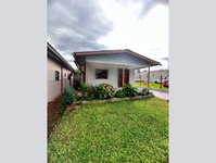 Casa com 63,37m² construídos e 300m² de terreno, ocupada