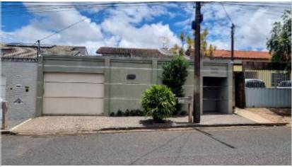 Casa ocupada com 300m² terreno e 197m² construída