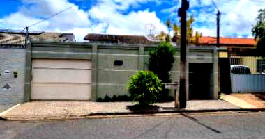 Casa ocupada com 300m² terreno e 197m² construída