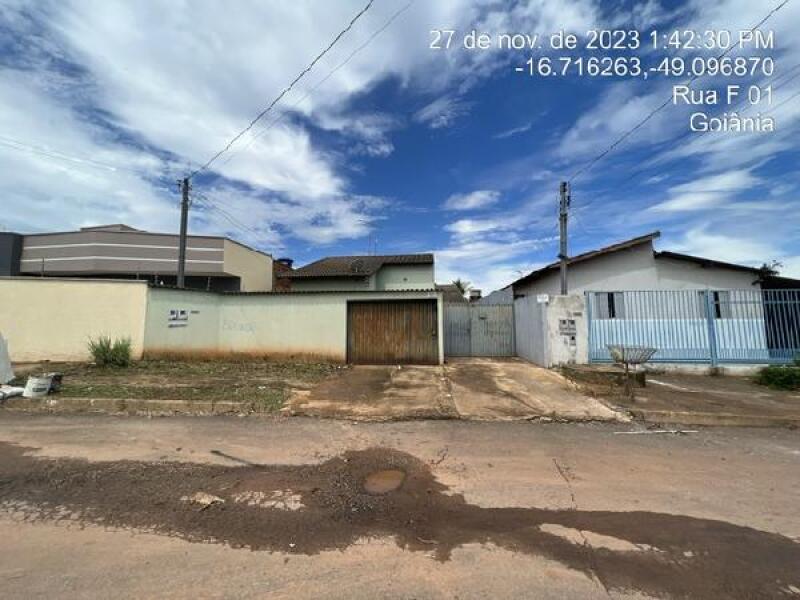 Casa com 2 quartos, 2 banheiros e 1 vaga