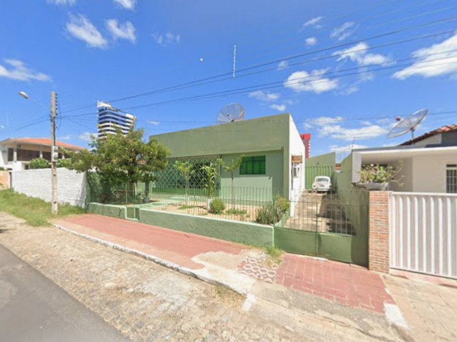 Casa com 350m² de área total, desocupada e com potencial para investimento