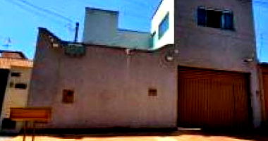 Casa aconchegante com 3 quartos, 2 banheiros e 204 m² construída, pronta para morar