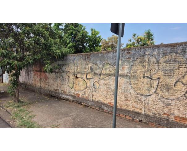 Terreno 2.206m² com 9 prédios demolidos - há 15 anos