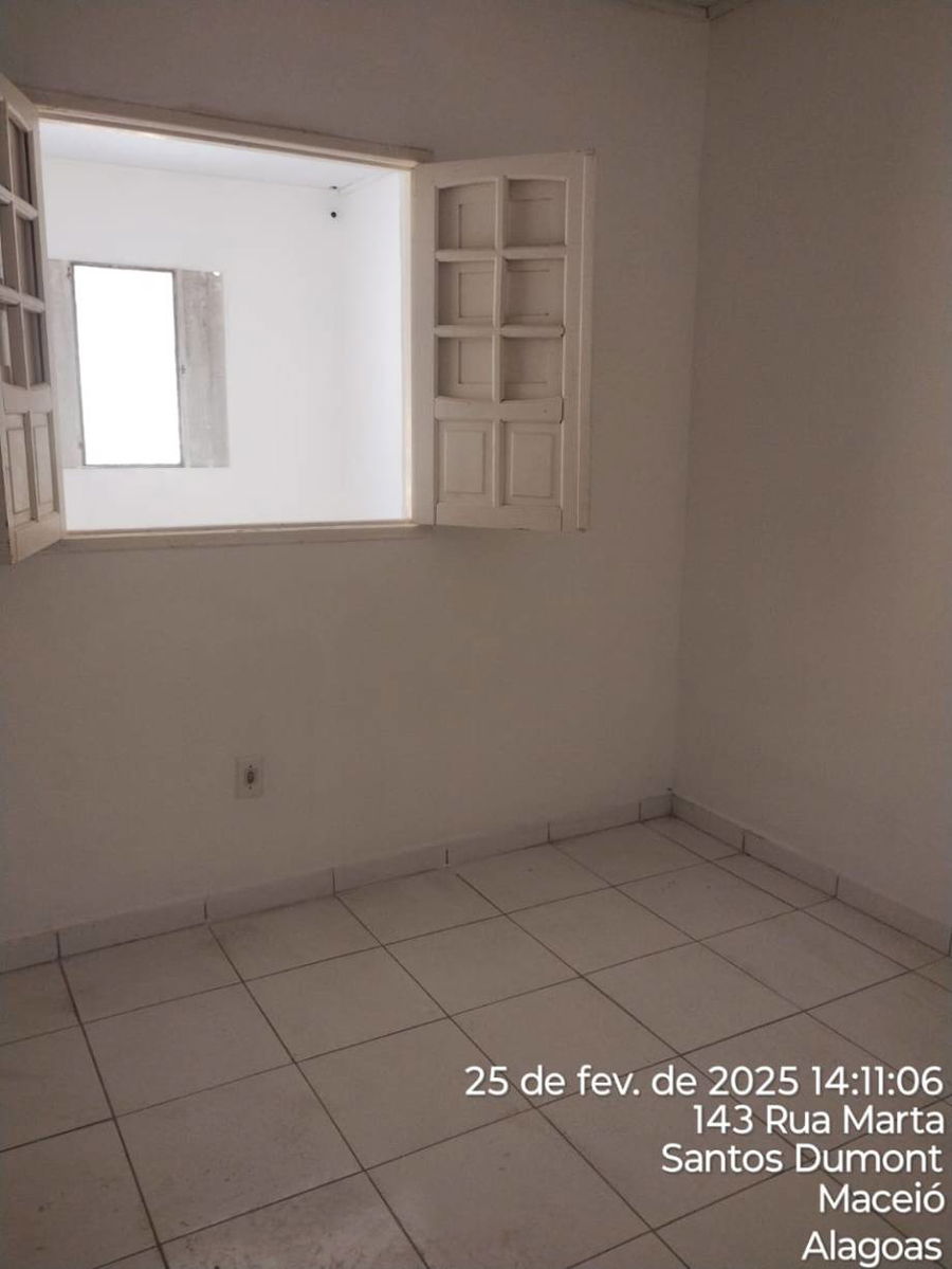 Casa desocupada com 48m² construída em terreno de 518m²