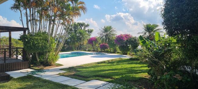 Luxuosa Casa com Terreno Amplo em Porto Alegre