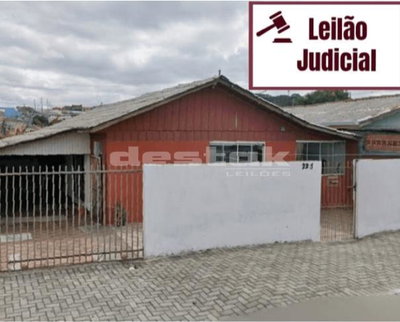 Casa com terreno de 285 m² e construção existente