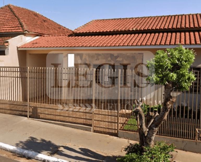 Imóvel residencial com 256m² de terreno