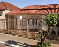 Imóvel residencial com 256m² de terreno