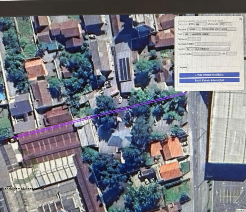 Terreno triangular com 131m², desocupado, ideal para investimento