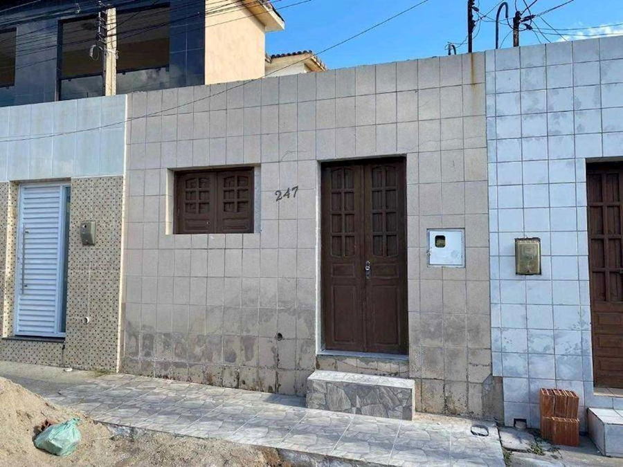 Casa padrão com 3 quartos e 2 banheiros, 77,9m² construída, ocupada