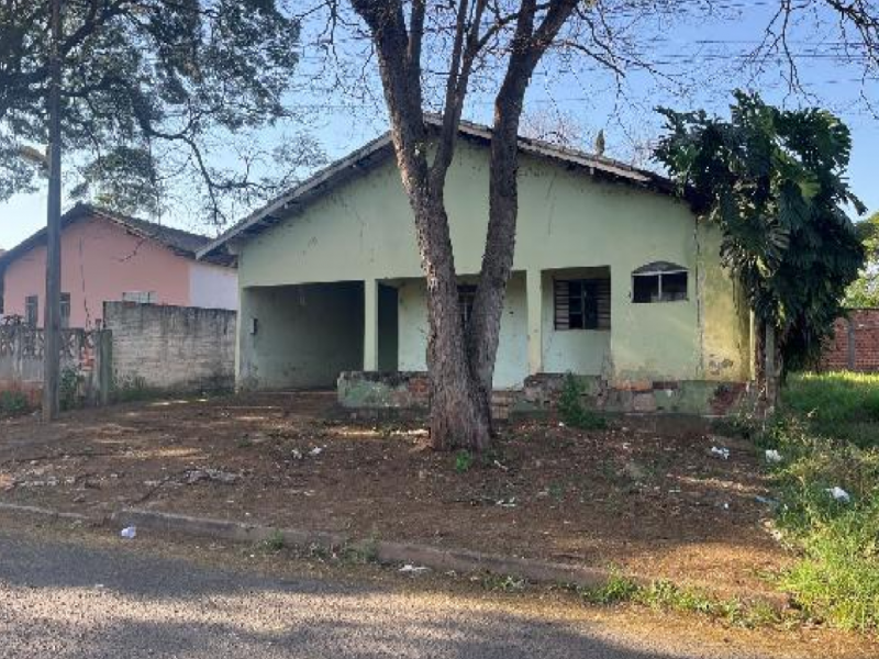 Casa residencial com 4 dormitórios, 1 suíte, varanda e 159m² construída