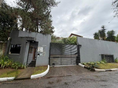 Casa com 3 Quartos e 2 Vagas em Condomínio