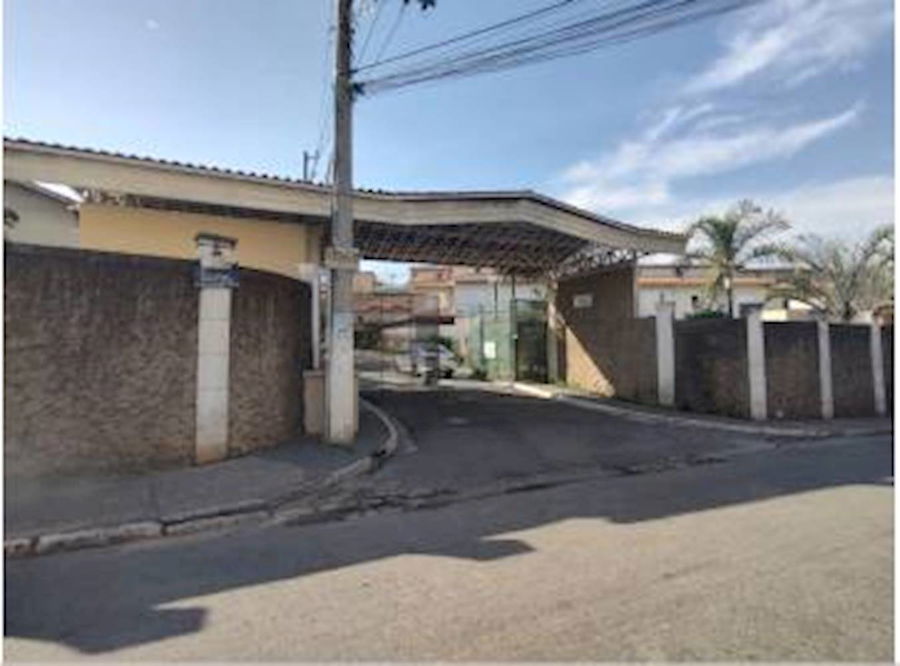 Casa espaçosa em condomínio com 54m², ocupada