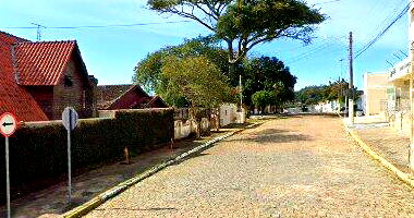 Prédio Comercial em Guaíba - 75,25m² com 7 Salas