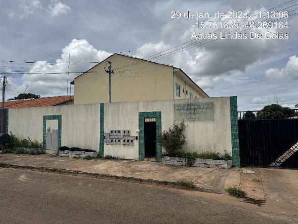 Casa com 2 quartos, 2 banheiros, varanda e 1 vaga de garagem