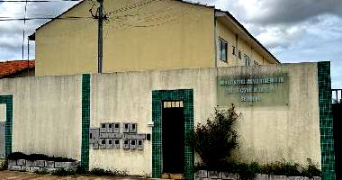 Casa com 2 quartos, 2 banheiros, varanda e 1 vaga de garagem