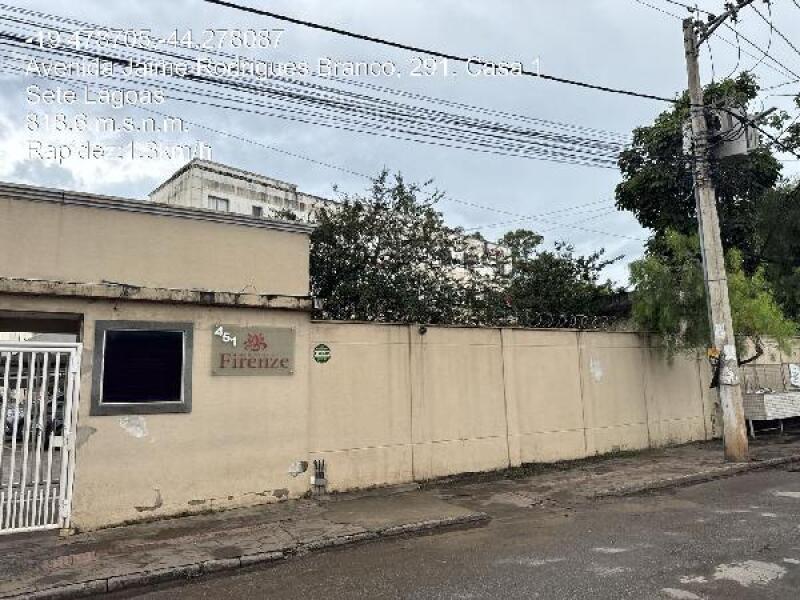 Apartamento com 2 Quartos e 1 Vaga de Garagem