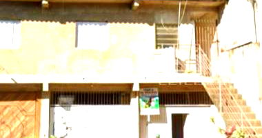 Sobrado espaçoso com 220m² construídos e área extra para usos variados
