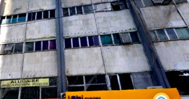 Sala comercial com banheiro simples e fração ideal, desocupada