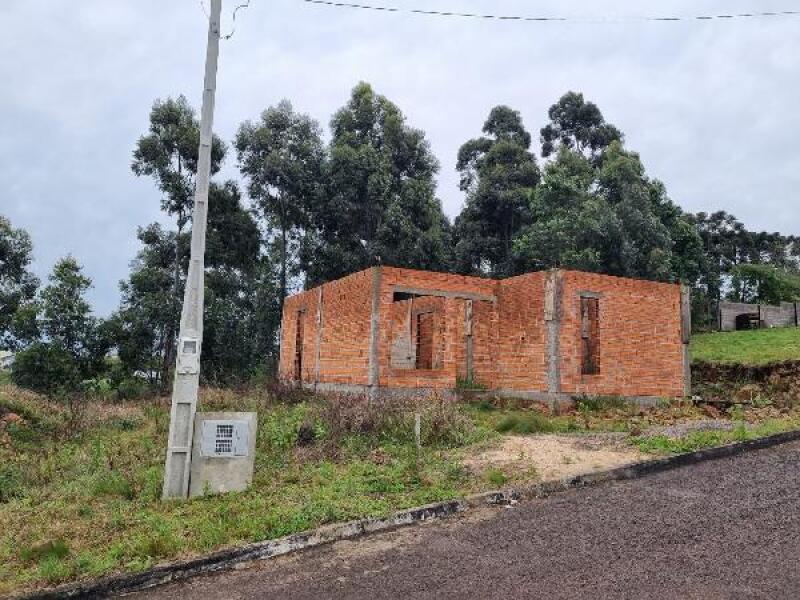 Casa em Soledade/RS com 2 Quartos e Área Construída Inacabada